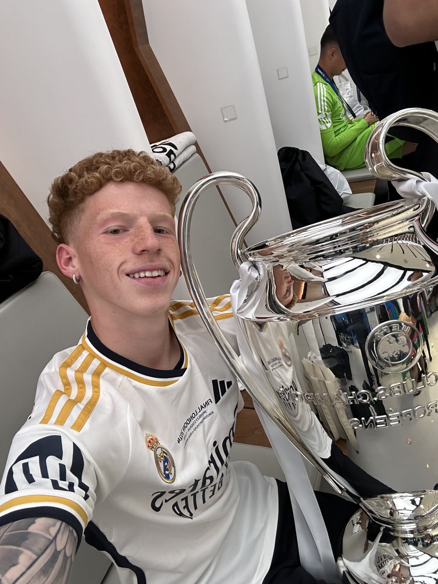 elchiringuitotv's tweet photo. 🙄 No ha debutado con el primer equipo y ni siquiera estaba inscrito en la Champions...

🧿 Pero el amuleto del Real Madrid tenía que estar en Wembley.

Sin Jeremy de León no habría Decimoquinta. https://t.co/aapCsaDm47