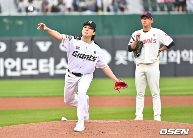 tang__kira's tweet photo. Sungjin (DAY6) melempar first pitch pertandingan Lotte Giants melawan NC Dinos https://t.co/kAYPFytEUn