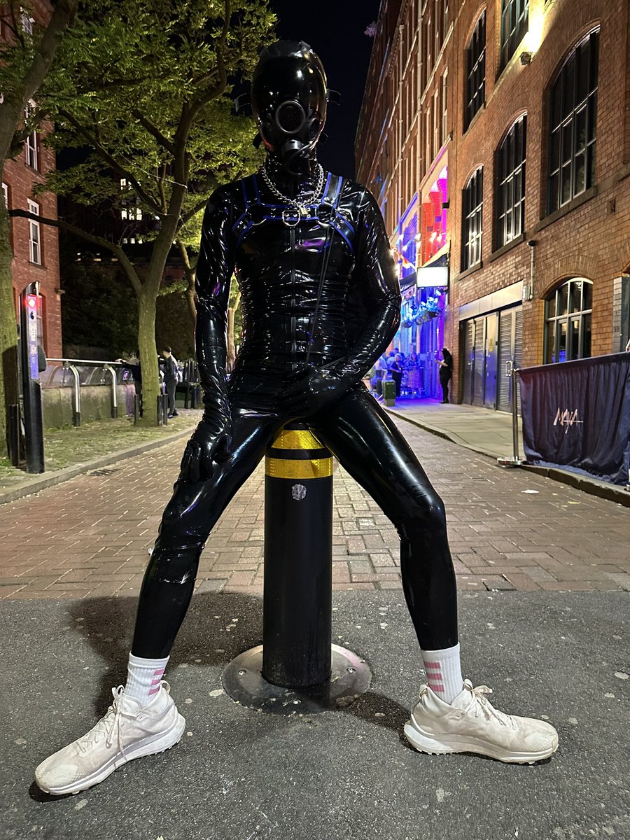 Drone first outing in the city 🌈🌃

Just need to get used to normies staring…

#mrm #mrw15 #rubberdrone <a href="/MancRubber/">Manchester Rubber</a>