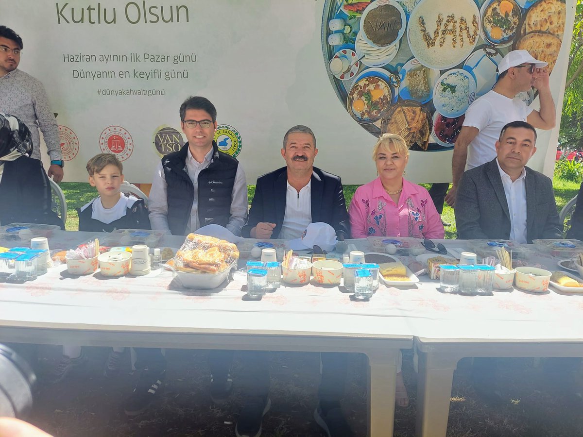 VanTSOKurdi's tweet photo. Roja Taştê ya Cîhanê li navçeya Erdîşê tevlîbûneke girseyî hat pîroz kirin.
#dünyakahvaltıgünü

@NecdetTakva https://t.co/YhdhvRxF7G