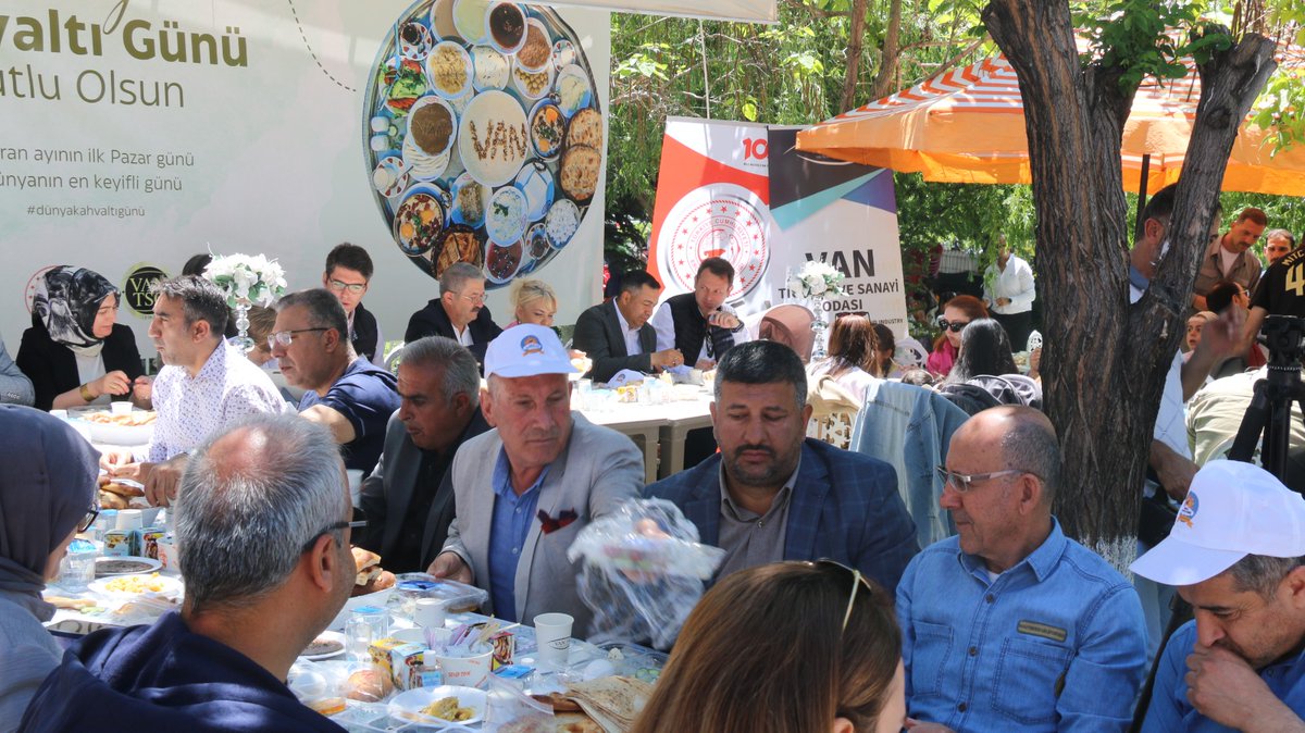 VanTSOKurdi's tweet photo. Roja Taştê ya Cîhanê li navçeya Erdîşê tevlîbûneke girseyî hat pîroz kirin.
#dünyakahvaltıgünü

@NecdetTakva https://t.co/YhdhvRxF7G