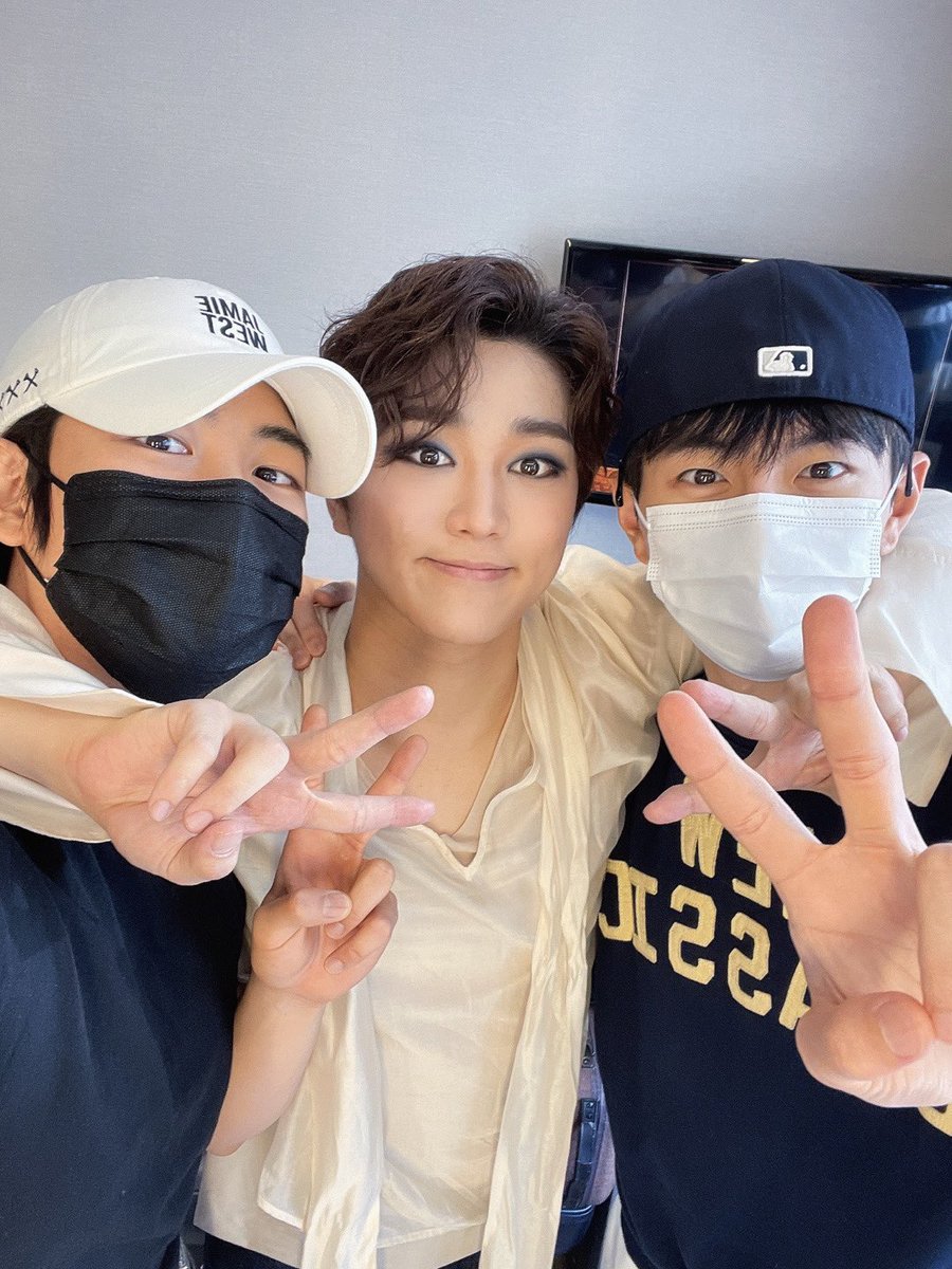 bobeomdotcom's tweet photo. 240602 Jibeom Weverse update with Bomin

“잘보고갑니당 주찬니니”

🥹 they came to support Joochan on his last show of Paganini Musical https://t.co/QymrKdeBkV
