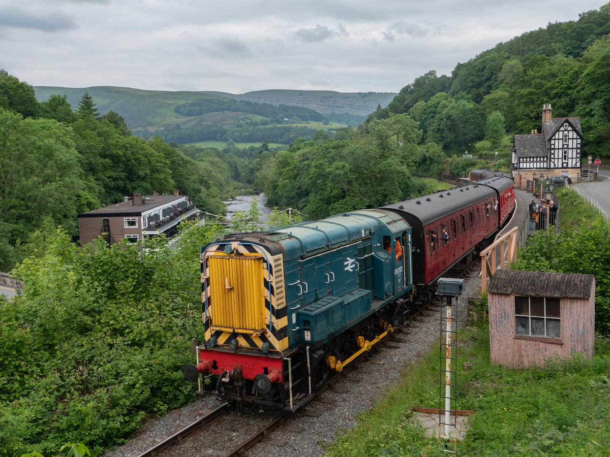 Gronk on the Subs. 08202 did one round trip from Llangollen to Glyndyfrdwy with the Suburban Stock. Berwyn 01/06/24