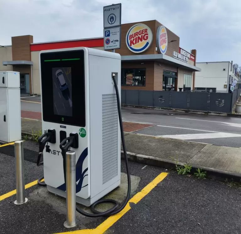 vaielettrico's tweet photo. La nostra segnalazione su come #BeCharge abbia applicato una tariffa in #roaming oltre la soglia psicologica di 1 euro ha suscitato un vespaio di polemiche e precisazioni. Tutte da leggere https://t.co/Z0kw7lS7ki https://t.co/FjjUcLJx6t