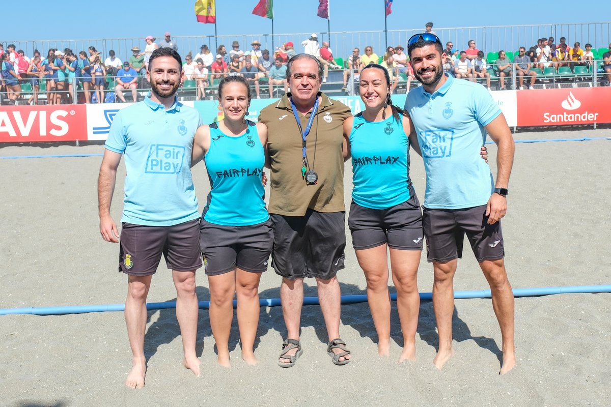 🤩 ¡Qué gran EQUIPO ARBITRAL tenemos en el #TIEBMPlaya2024! 

🙌 Las parejas españolas 🇪🇸 formadas por Jorge Batanero y Marcos Dominguez y por Aida Cosío y Beatriz del Valle, junto al delegado federativo Jesús Aragón, son los encargados de impartir justicia en <a href="/Ayto_LaLinea/">Ayuntamiento de La Línea de la Concepción</a>!