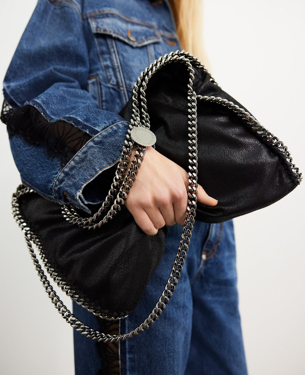 FALABELLA FOREVER: Size matters. Our #Faleballa Mini and Fold-Over Tote Bags make big statements for luxury without leather.

Shop the iconic Falabella in-store and at stellamccartney.com > stellamccartney.com/gb/en/women/th…

#FalabellaForever #StellaMcCartney #CrueltyFree #Vegan