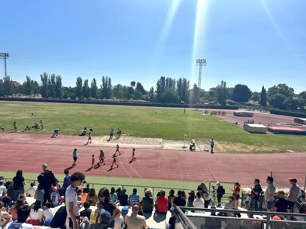 UnionporLeganes's tweet photo. 🏃‍♀️ DEPORTES
La Concejala de #ULEG @MercedesULEG ha acompañado al @CALeganes y a los más de 500 atletas en las pruebas para los próximos campeonatos. Gracias por el trato recibido!
#Uleg #Leganés #SentimosLeganés https://t.co/YzIz2cNlNs