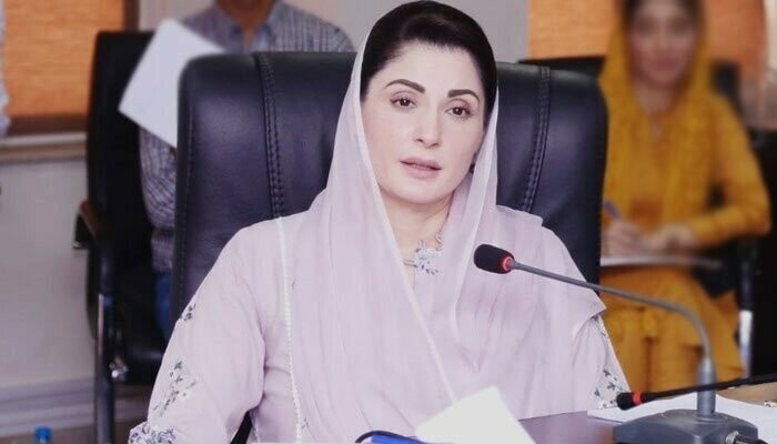 PMLNDigital's tweet photo. وزیرِاعلیٰ مریم نواز شریف کی خصوصی ہدایت پر"سے نو ٹو پلاسٹک مہم کے تناظر میں اہم حکومتی اقدامات

عوام کے لیے پلاسٹک سے پیدا ہونے والی مہلک بیماریوں سے تحفظ کے لیے مہم کا آغاز 

5 جون سے غیر قانونی پلاسٹک بیگ کی تیاری، پروڈیکشن، تریسل اور خریدو فروخت پر پابندی کے لیے میکانزم پرسختی سے عملدرامد کے لیے تیاری مکمل

پلاسٹک کا استعمال کینسر اور دیگر مہلک بیماریوں کا موجب، پلاسٹک کا واحد استعمال ماحولیاتی الودگی کو بڑھا رہا ہے۔
 
"پلاسٹک موت ہے"

5 جون سے پلاسٹک کی غیر قانونی مصنوعات بنانے والی فیکٹریوں کے خلاف کریک ڈاؤن کا آغاز کیا جاۓ گا، اس سے قبل بارہا نوٹسز ارسال کیے جاچکے ہیں۔

5 جون سے ہوٹلوں، ریسٹورنٹس اور دیگر فوڈ پوائنٹس پر گاہکوں کو پلاسٹک بیگ میں کھانا دینے پہ سخت پابندی ہوگی۔

خلاف ورزی کرنے والے ہوٹلوں کے خلاف مکمل کریک ڈاؤن ہوگا، مالکان کے خلاف قانونی کارروائی اور بھاری جرمانے ہونگے۔

قانون کے مطابق 75 مائیکرون سے کم حجم کے پولیتھین بیگز کے استعمال اور سنگل یوز پلاسٹک کے برتنوں پر مکمل پابندی یے۔

پلاسٹک کے عدم استعمال پر عوام کے لیے "پلاسٹک موت ہے" کے موضوع پر آگاہی مہم کا آغاز کیا جاۓ گا، پبلک سروس میسجز سوشل میڈیا کے ذریعے وائرل کیے جاٸیں گے۔

شاپنگ مالز، دفاتر بس اسٹینڈز، پارکس، ٹرانسپورٹس، ڈائیوو، میٹرو بسز اور عوامی جگہوں پر پلاسٹک کی پابندی کے حوالے سے تحریری پیغامات چسپاں کیے جاٸیں گے۔

پلاسٹک بیگز کی جگہ کاٹن بیگز یامتبادل ذرائع کی تیاری، پروڈیکشن، خرید و فروخت اور استعمال کو فروغ دیا جاۓ گا۔

پلاسٹک موت ہے اور اسکی زہریلی لہر سے ہم سب کو بچنے کے لیے ملکر کوشش کرنا ہوگی۔

میڈیا کو پلاسٹک موت ہے کی آگاہی مہم میں اپنا حصہ ڈالنے کی درخواست ہے۔

عوام پلاسٹک بیگ خریدتے وقت یاد رکھیں اپنے اور دوسروں کے لیے موت خرید رہے ہیں۔