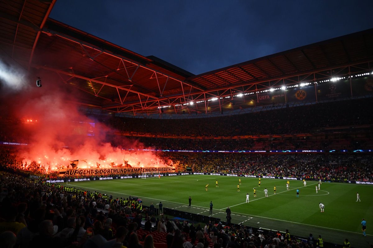 ExteriorDeLuka's tweet photo. @RealSeasonNT1 La seguridad preocupada por los familiares de los jugadores del Madrid y se los coló esto en una final de Champions. No una bengala ni dos, todo un fondo lleno de algo absolutamente prohibido y muy peligroso... LA UEFA Y SU ORGANIZACIÓN https://t.co/4ImynyVAg1