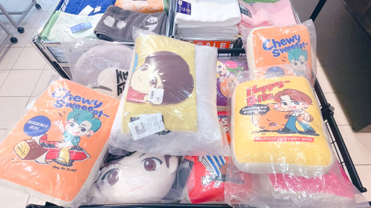 kanakook7's tweet photo. 閉店(6月末でビル全体が閉館)に伴い、500円で待ってらっしゃるのでARMYの皆様急ぎお迎え下さいませ！！
(🍪グクさんはお迎えしたためいらっしゃいません💦 #TinyTAN #BTS https://t.co/kQGh0GIrPH