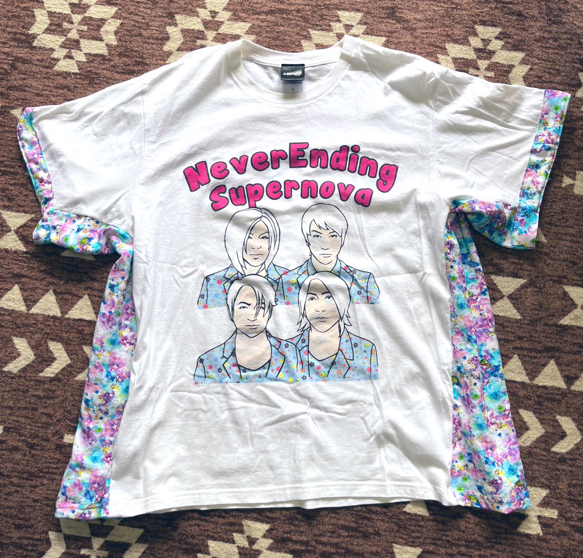 来週GLAYのライブに参戦します🥺
なんと7年振り😭
妊娠してから行けなくて…やっと子ども達をパパに任せて出掛けられる様になったから😭泊まりで2日間行ける😭
でもさ…
やべぇ…昔のTシャツは全てピッチピチ🤣
2人産んだ体は大きく逞しくなりました🤣
買う財力もないのでリメイクでどうにか…出来た？