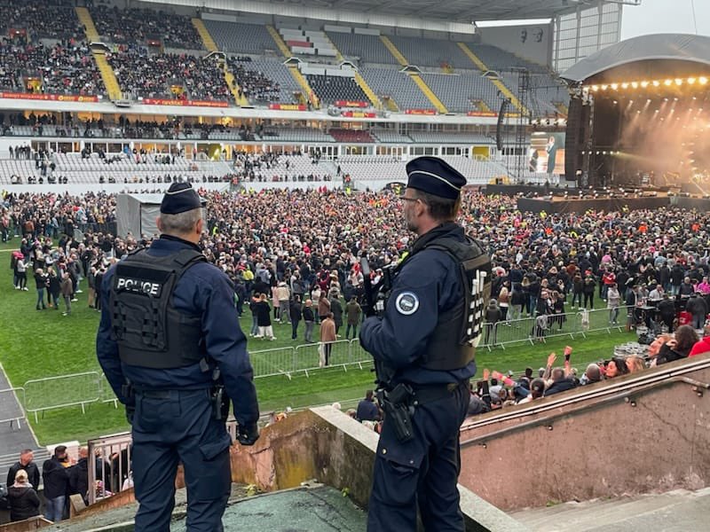 Prefet62's tweet photo. Bollaert en fête 🎉 !
Merci à la @PoliceNat62, à la police municipale de #Lens et aux équipes du @RCLens qui ont permis le bon déroulement des concerts de @GIMS et de #Totalement80 ce week-end.
➡️ Un poste de commandement était déployé au stade pour coordonner le dispositif. https://t.co/P5ixgo0BO4