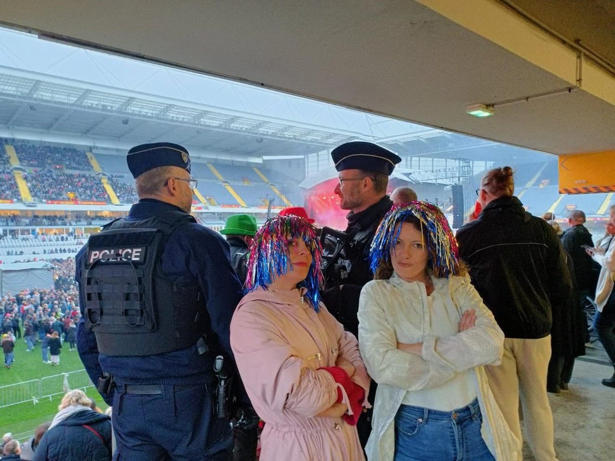 Prefet62's tweet photo. Bollaert en fête 🎉 !
Merci à la @PoliceNat62, à la police municipale de #Lens et aux équipes du @RCLens qui ont permis le bon déroulement des concerts de @GIMS et de #Totalement80 ce week-end.
➡️ Un poste de commandement était déployé au stade pour coordonner le dispositif. https://t.co/P5ixgo0BO4