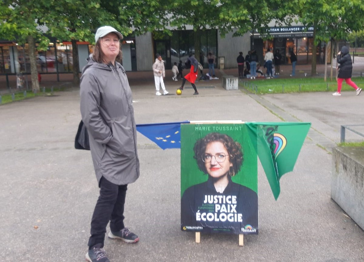 GEcologistes's tweet photo. 🌈 #VagueVerte #Ecologie2024🌻 
Toujours sur le terrain, le groupe local du Val d'Yerres Val de Seine fortement mobilisé à Vigneux pour la dernière semaine de campagne de #MarieToussaint pour #ElectionsEuropéennes2024 
Le 9 Juin, un seul tour, un seul Vote : les Ecologistes🗳️ https://t.co/lWl47r29jq