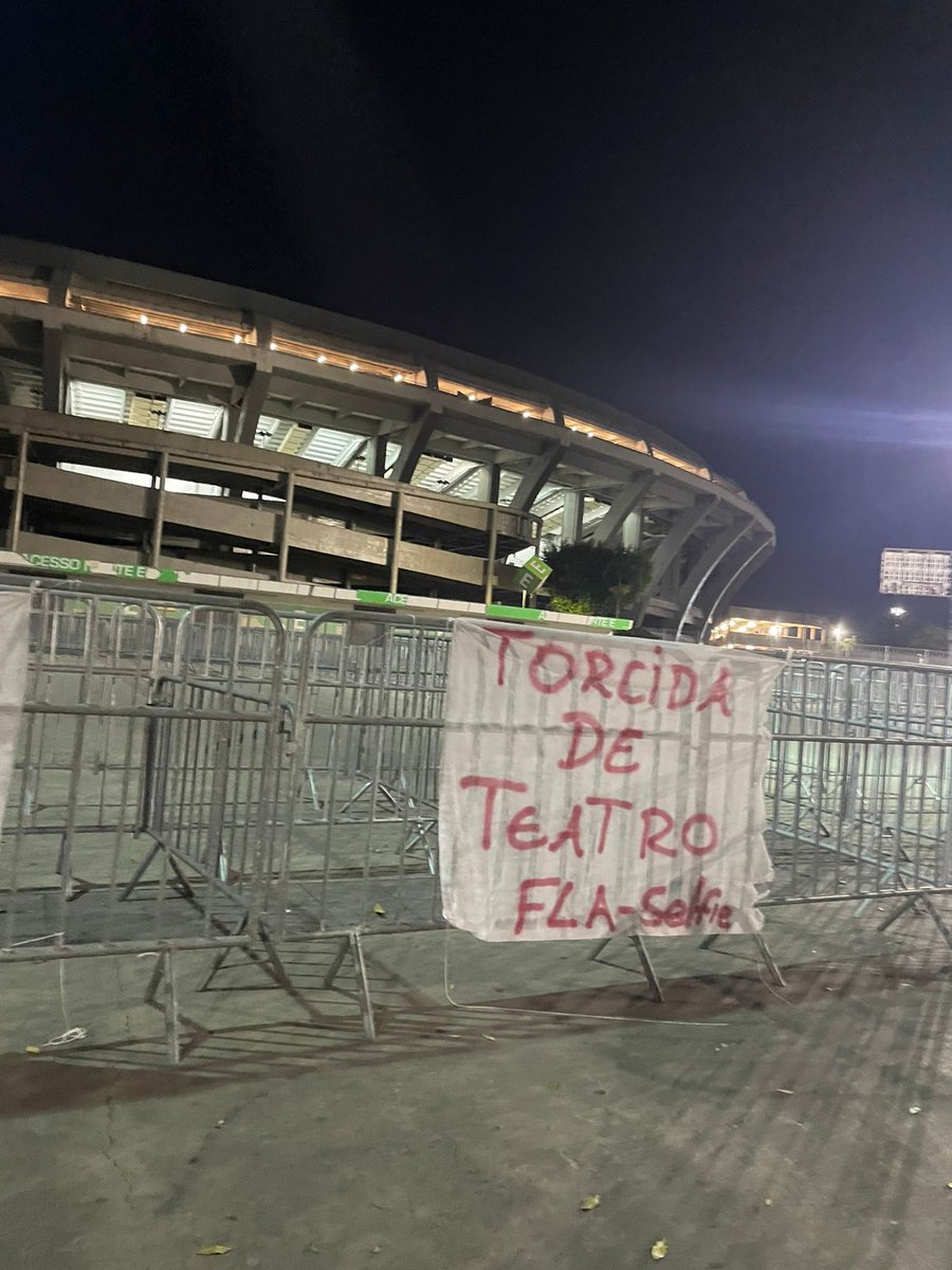 oalmirante_'s tweet photo. Torcedores do Vasco penduram faixas no entorno do Maracanã com provocações ao rival. 

Uma das faixas fala sobre o abandono do time, as famílias dos garotos vítimas do incêndio no ninho do urubu. https://t.co/80vGkhnRmU