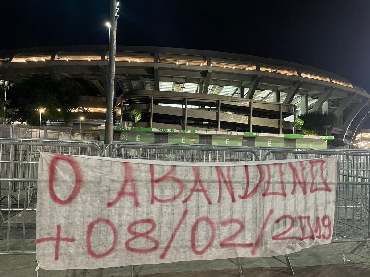oalmirante_'s tweet photo. Torcedores do Vasco penduram faixas no entorno do Maracanã com provocações ao rival. 

Uma das faixas fala sobre o abandono do time, as famílias dos garotos vítimas do incêndio no ninho do urubu. https://t.co/80vGkhnRmU