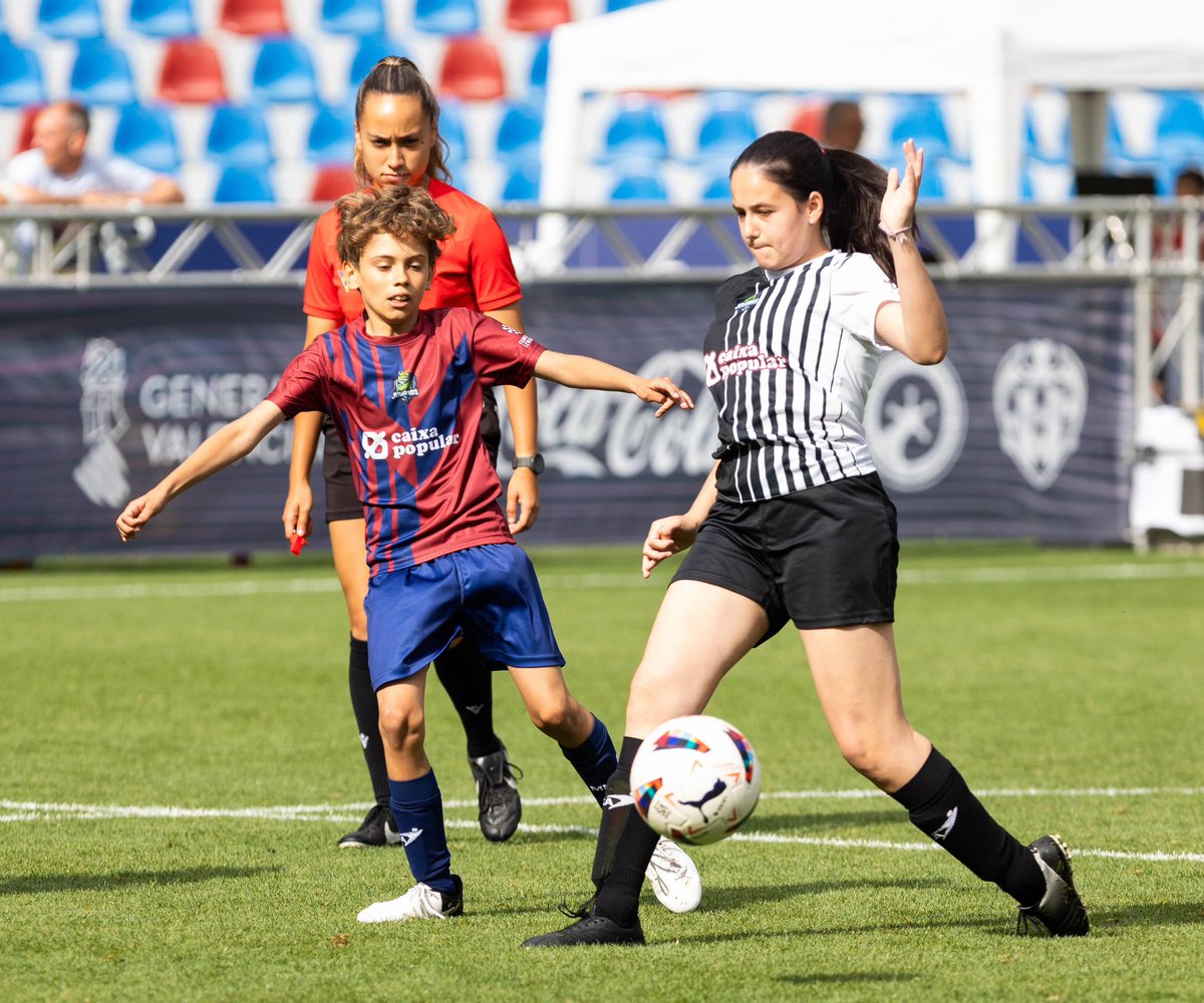 LUDfundacion's tweet photo. Colegio Color de Montecolorado y Colegio San Miguel Arcángel, FINALISTAS de la novena edición del #TodosJugamos ‼️
A las 11:30 h, la GRAN FINAL 🏆
#OrgullGranota 🐸 @LevanteUD https://t.co/XeWUGJBi8B