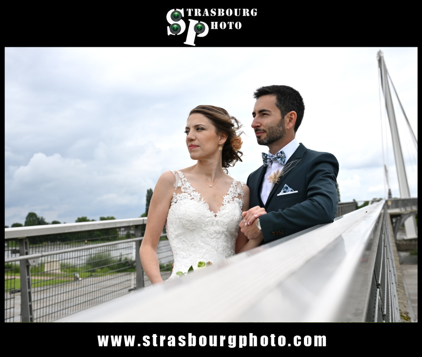 strasbourgphoto's tweet image. Ils sont beaux, ils sont frais, mes mariés !! 👰‍♀️ 📸
On a slalomé entre les gouttes de pluie à #Strasbourg et dans le #Kochersberg en #Alsace.

En savoir + sur ma manière de travailler en photo de #mariage : 
strasbourgphoto.com/category/trava…