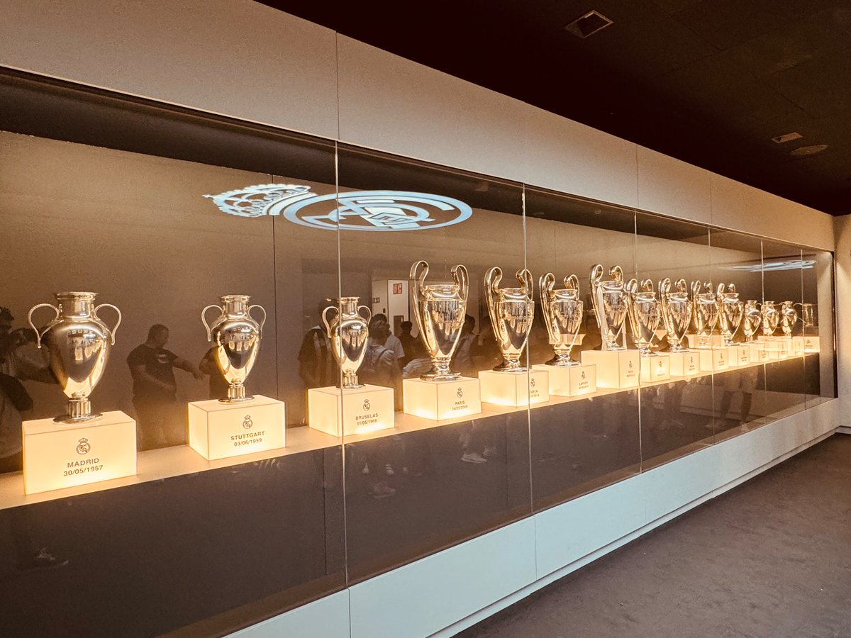 The cabinet will now be balanced - 7 trophies on both sides and 1 in the middle. 🤍