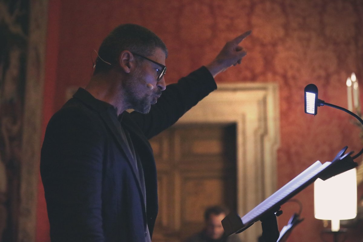 Radio3tweet's tweet photo. È arrivato il buio, ed è stata una notte luminosa: a Palazzo Farnese con le parole di Annie Ernaux e Breat Easton Ellis, quelle di Emmanuel Carrère e Amélie Nothomb. Con le voci di Lucia Mascino e Francesco Villano e la sonorizzazione di Ghighi Di Paola #Cosechesuccedonolanotte