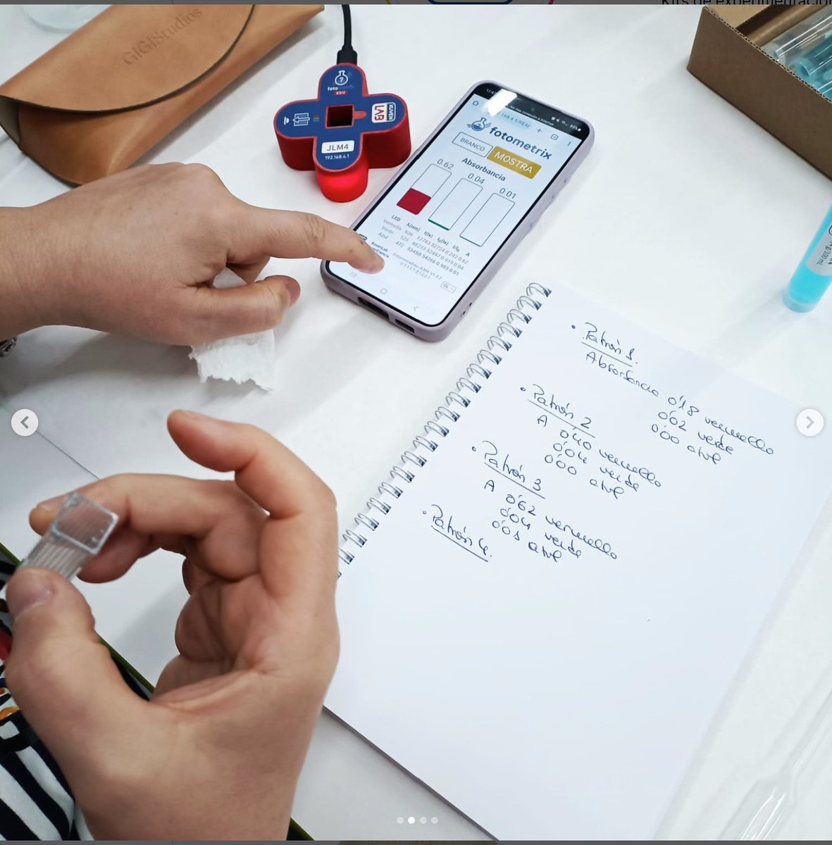 XuvenCiencia's tweet image. A ciencia apréndese facendo!! Mercedes, Wajih, Saskia, Diego e Stella estiveron onte no @CAFIgalicia en Santiago con XuvenLab e co kit Fotometrix e a Práctica Investigadora na aula.
Moitas grazas!!
Fago, logo aprendo!!
#xuvenciencia #fotometrix #absorbancia