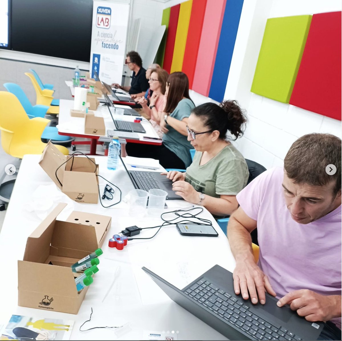 XuvenCiencia's tweet image. A ciencia apréndese facendo!! Mercedes, Wajih, Saskia, Diego e Stella estiveron onte no @CAFIgalicia en Santiago con XuvenLab e co kit Fotometrix e a Práctica Investigadora na aula.
Moitas grazas!!
Fago, logo aprendo!!
#xuvenciencia #fotometrix #absorbancia