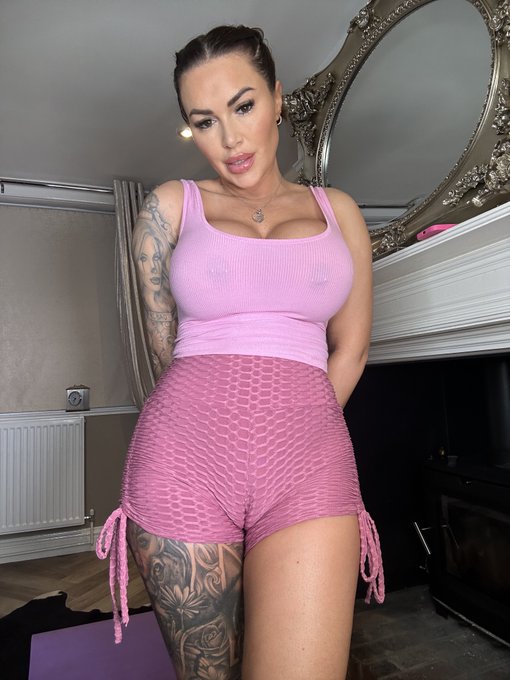 Sunday Sweat...... you fancy a workout ? RT if you want to JOIN.... going LIVE ON OF later x https://t