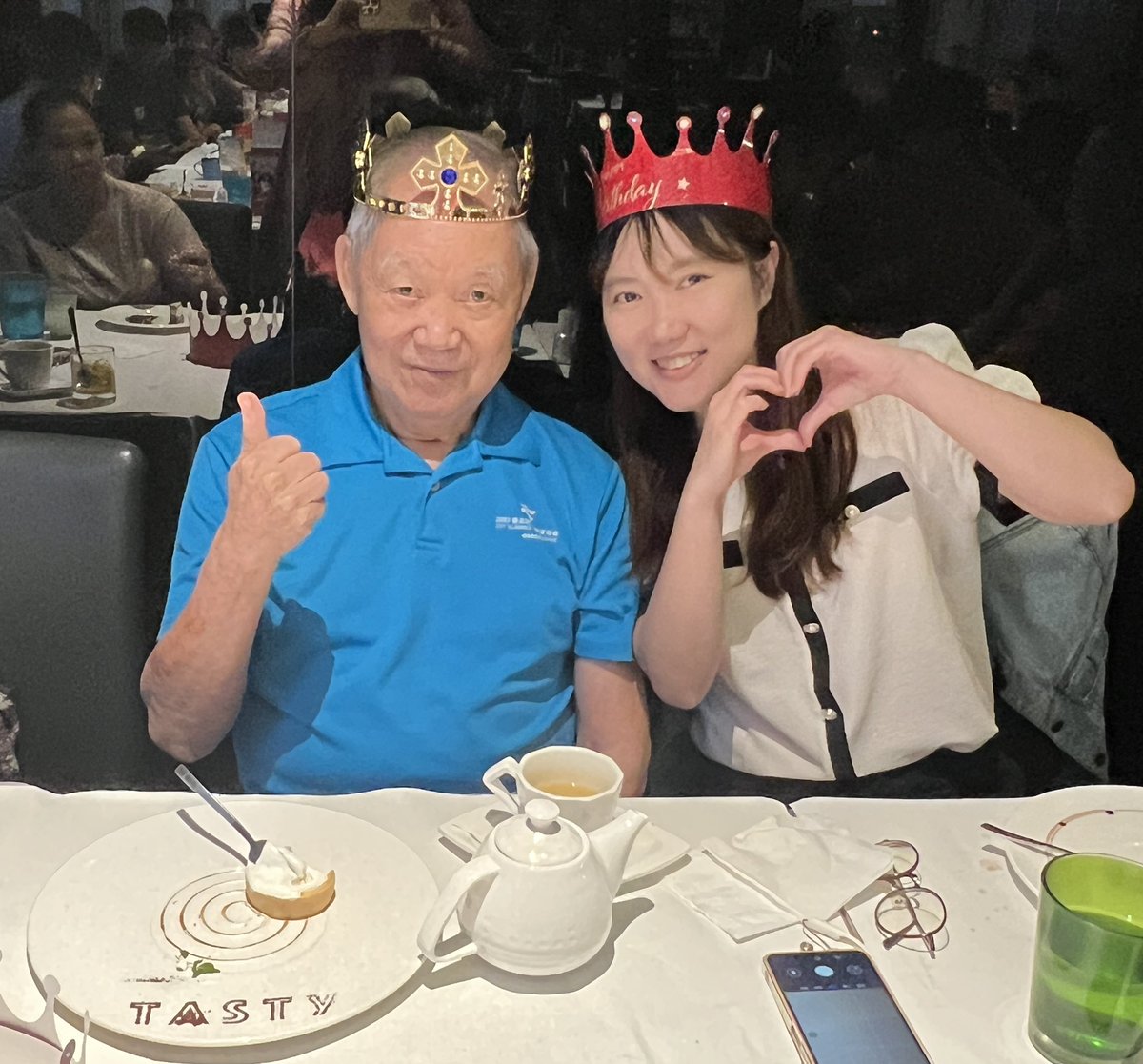 HuangTaiwanorff's tweet photo. 祖孫兩人一起慶祝生日🎂🎉🎉兩人歲數加起來將近130歲😂

祝爸爸九四高齡「春秋不老、榮華富貴」🎉💕🎉
祝女兒「永保青春、活力滿滿」💖

#感謝西堤為壽星準備的精緻禮物蛋糕與合影留念照🎁🍰🌹 https://t.co/jXqBfLkPLE
