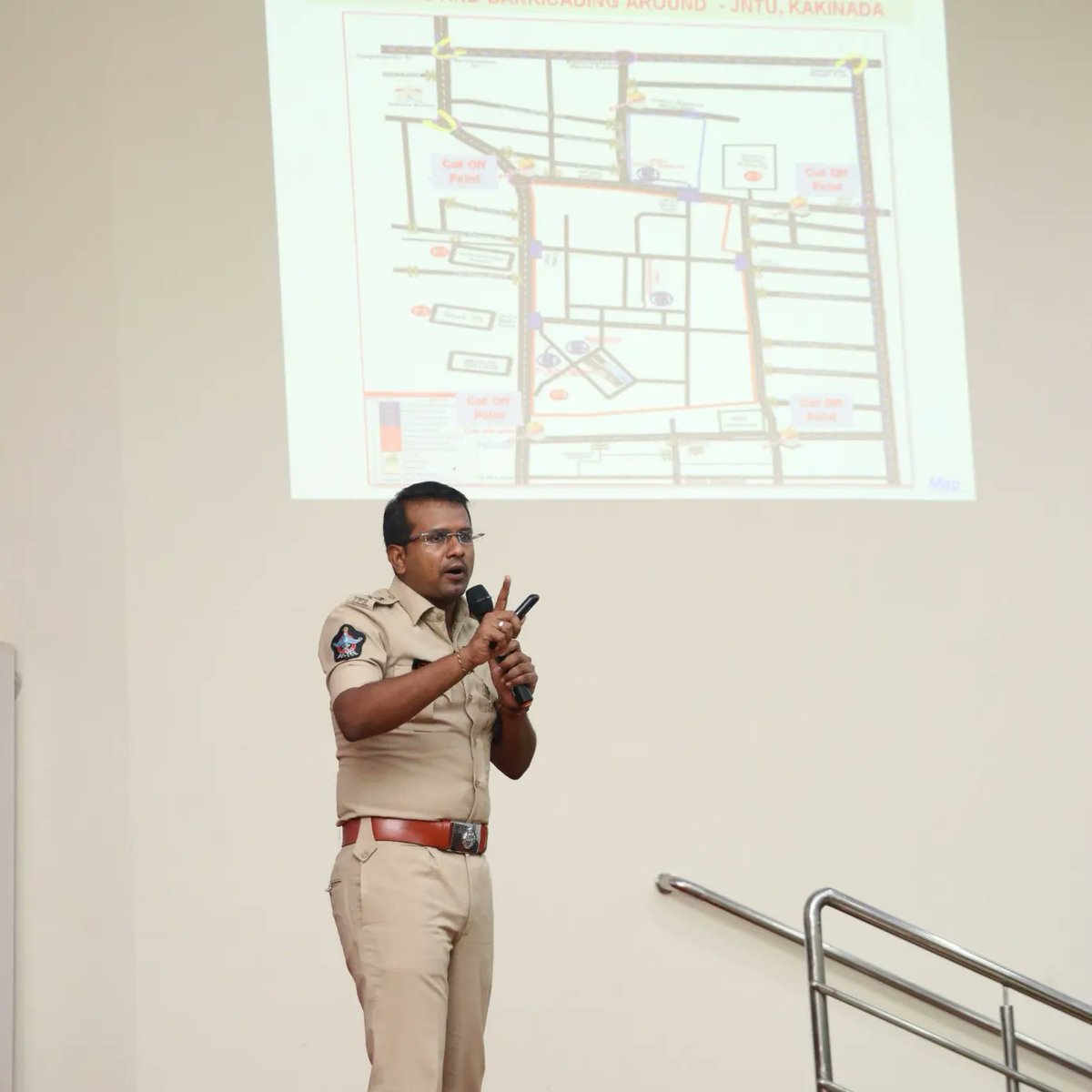 KAKINADAPOLICE's tweet photo. ది.04.06.2024వ తేదీన కాకినాడ జిల్లా, కాకినాడ పట్టణం నందలి JNTU నందు  ఓట్ల లెక్కింపు ప్రక్రియ ప్రారంభం కానుంది.

ఈ ఓట్ల లెక్కింపు ప్రక్రియ బంoదోబస్తు నిమిత్తం ఈరోజు ఉదయం కాకినాడ జిల్లా శ్రీ ఎస్.సతీష్ కుమార్, IPS., గారు JNTU లోని, ఆడిటోరియం నందు.. https://t.co/U5gF01wt70