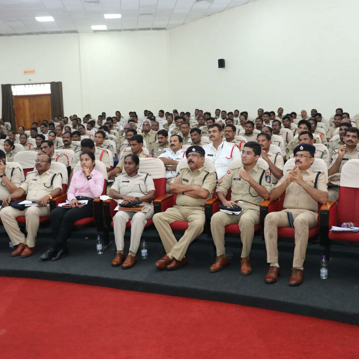 KAKINADAPOLICE's tweet photo. బందోబస్తు అధికారులకు, సిబ్బందికి బందోబస్తు గురించి అవగాహన కల్పించుచున్నారు. https://t.co/5Ql7bVpUZc