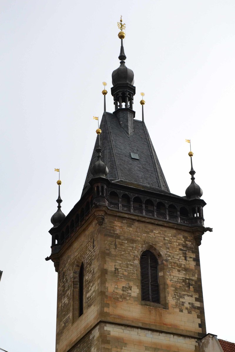 Z_U_Muz's tweet photo. Ze 70m výšky věže #radnice #novemesto #praha muselo být vidět za městské hradby do svahu. Dvoutunový zvon - jeden z mála v necírkevním držení - svolával radní. Je od mistra Brikcího z Cimperka a táhli ho sem r. 1659 z ulice Široké, dnes Jungmannovy, kde zvonaři sídlívali. https://t.co/F7V688lR8F