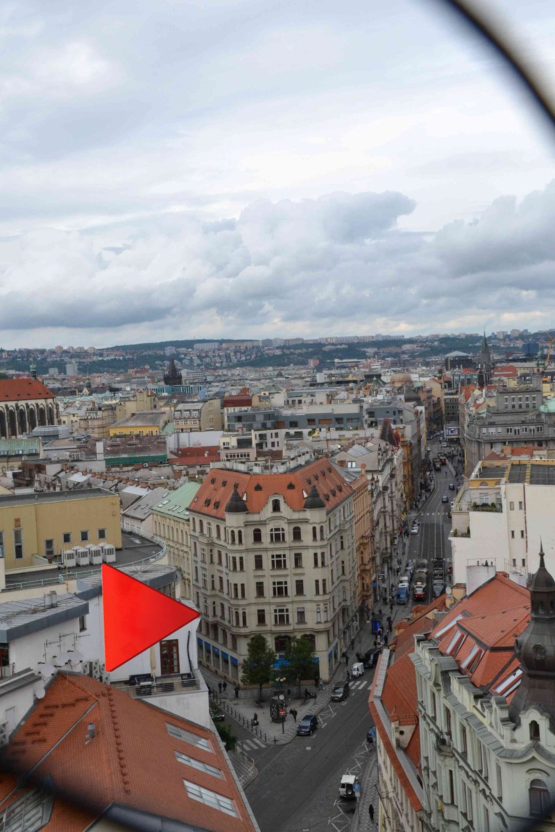 Z_U_Muz's tweet photo. Ze 70m výšky věže #radnice #novemesto #praha muselo být vidět za městské hradby do svahu. Dvoutunový zvon - jeden z mála v necírkevním držení - svolával radní. Je od mistra Brikcího z Cimperka a táhli ho sem r. 1659 z ulice Široké, dnes Jungmannovy, kde zvonaři sídlívali. https://t.co/F7V688lR8F