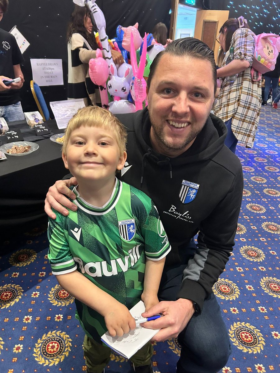 MichelleC1043's tweet photo. Had a lovely day at @TheGillsFC fun day! Carter even managed to meet The new manager @markbonner85  and got his first autograph!! He also met Mr maker! Thank you for all staff and volunteers! 💙🤍💙 https://t.co/0xu2uDDQNx