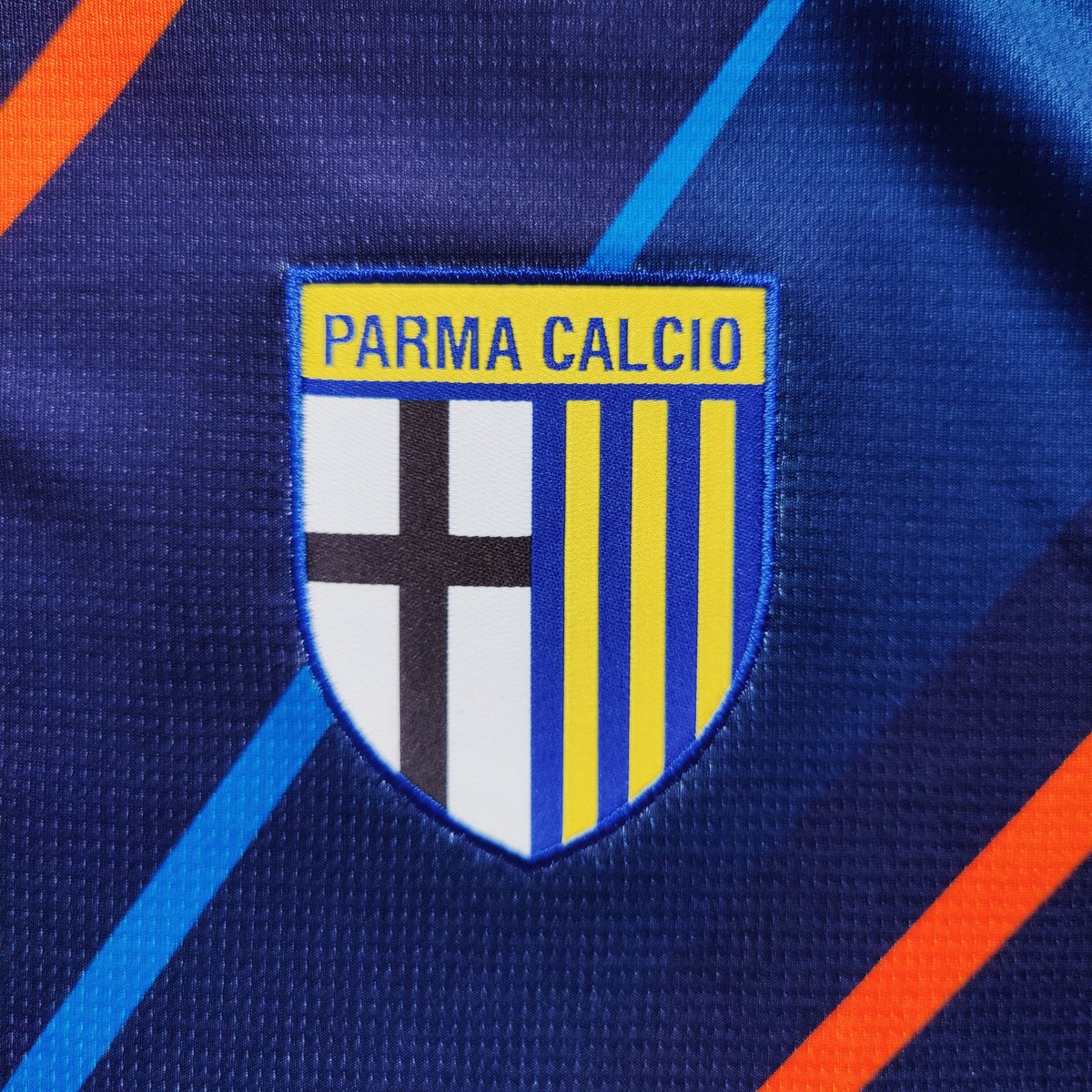 jkshirts050's tweet photo. A great idea by @bassy90football, I've tried to do the same with Parma. (1990-now).
Parma A.C. to F.C. to Calcio.
1990, 2000, 2004 and 2023.
#parma #parmAgain https://t.co/t3ZJtUzfi4