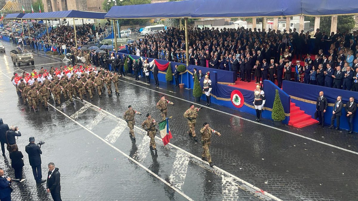 SM_Difesa's tweet photo. #2Giugno #FestadellaRepubblica
A seguire sfila la Compagnia del Corpo Militare dell’Ordine di Malta, Corpo Speciale Ausiliario dell’#Esercito Italiano, integrata da una rappresentanza Corpo Italiano di Soccorso dell’Ordine di Malta
#ForzeArmate🇮🇹 #UnaForzaperilPaese https://t.co/9ddVVlsm2U