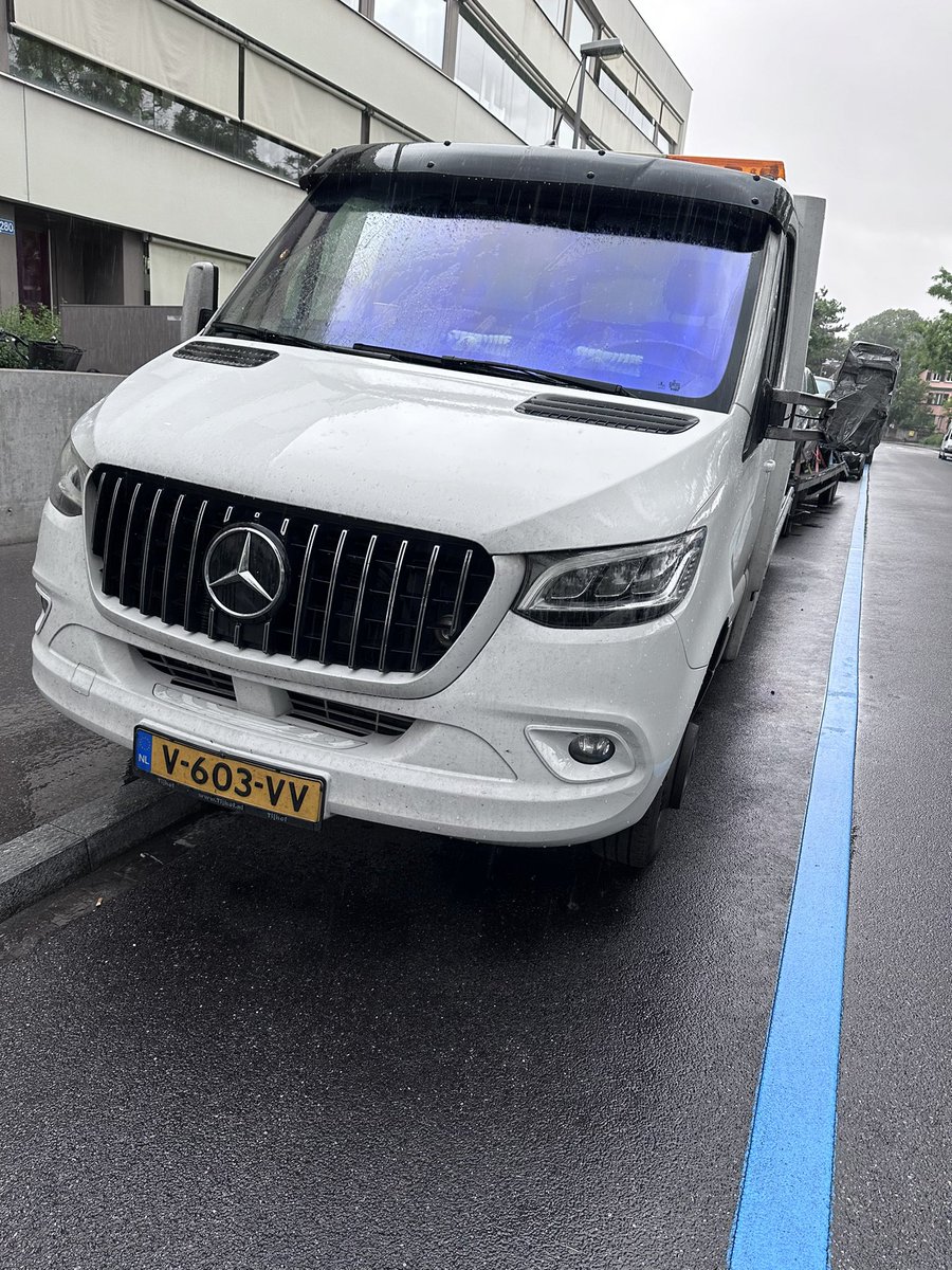 Unsereins mit CH-Kennzeichen hätte umgehend eine #Busse oder sogar #Fahrverweigerung auferlegt bekommen. Habe bei <a href="/Kapo_BS/">Kantonspolizei Basel-Stadt</a> Meldung gemacht… doch bis zu meiner Wegfahrt ging nichts…