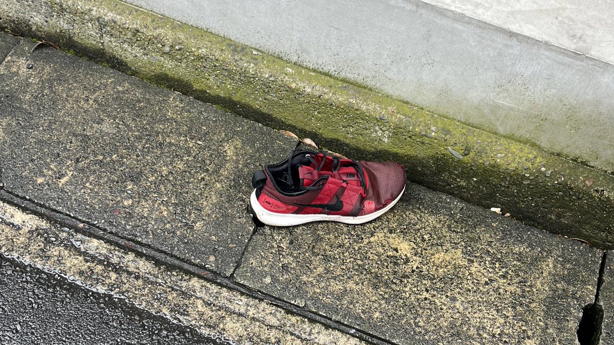 HarukaSatake's tweet photo. 映像演技のレッスン〜
の帰り道の誰かの👟

表情がぎこちなくならないように
余計な力は抜くことと
映像での声とかお芝居のボリューム意識！ https://t.co/R2RPSsxpPz