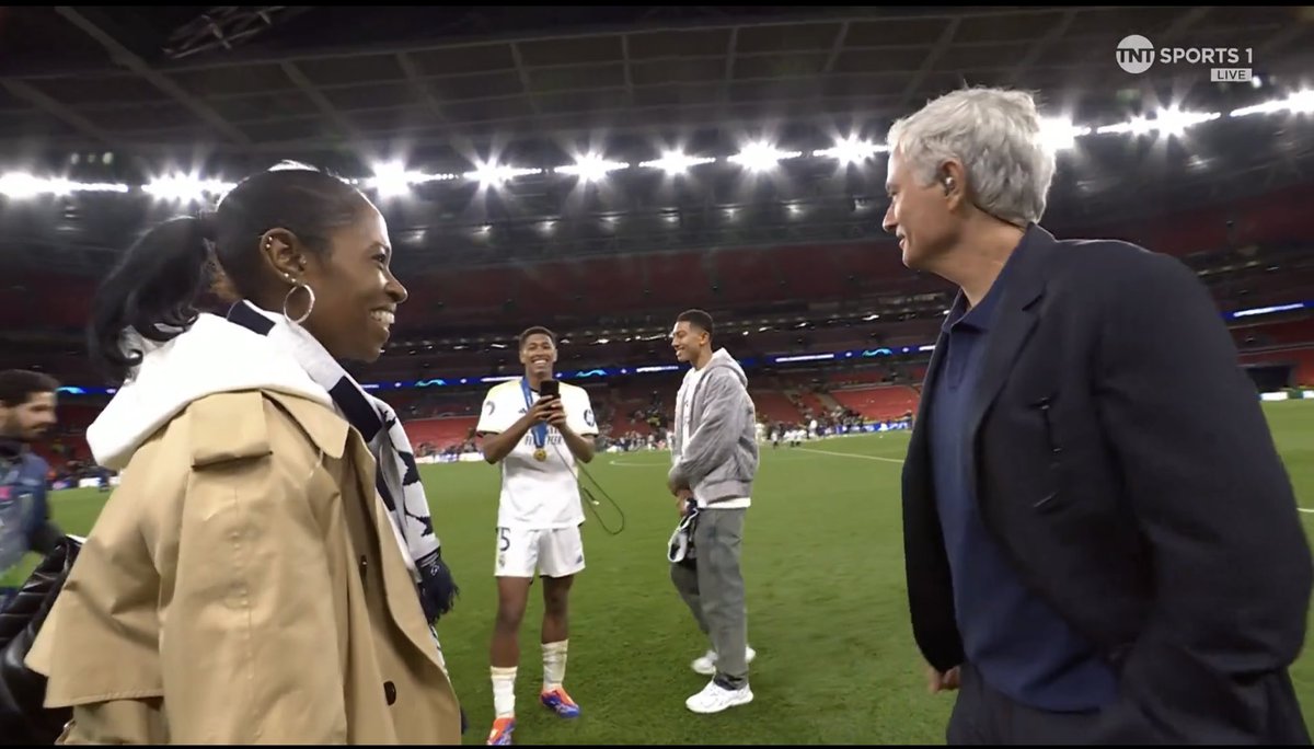miguel901201's tweet photo. Jude #Bellingham qui demande à José #Mourinho s’il veut bien faire un selfie avec sa mère fan du Special One💚 c’est 🤩
#UCLfinal #RMBVB
📸 @TNTSportsBR https://t.co/xftWneYDL4
