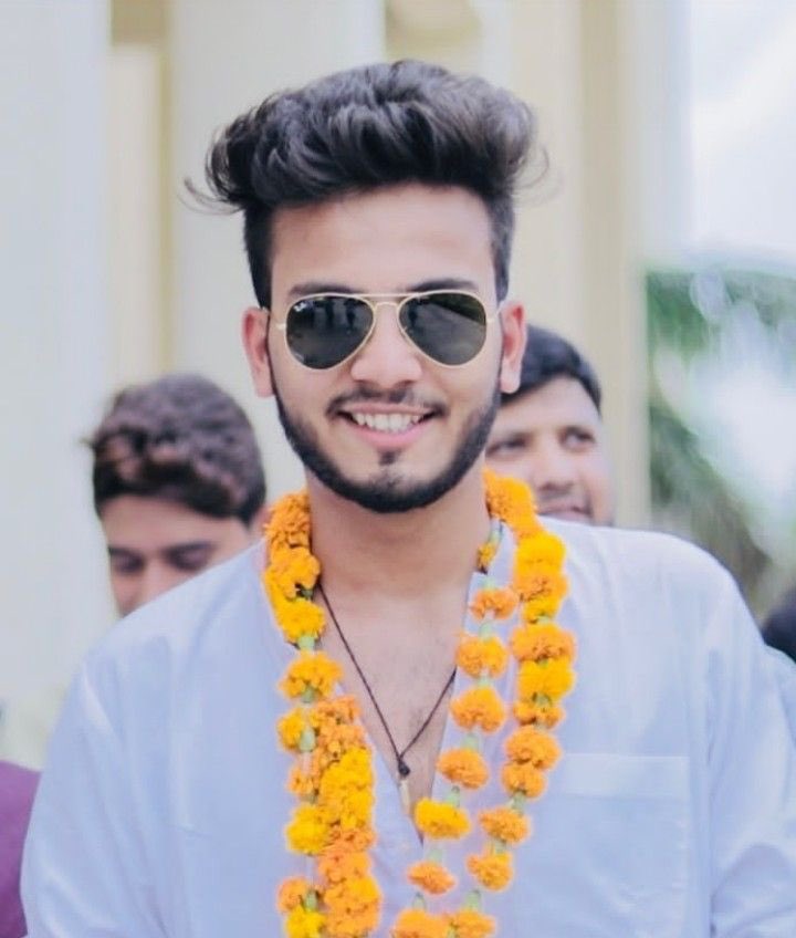 Vineetydv09's tweet image. जिन जिन को ये दोनो फोटो एक जैसी दिख रही है Retweet करके बताइए🤡🙏🏻

#अनपढ़_एल्विश