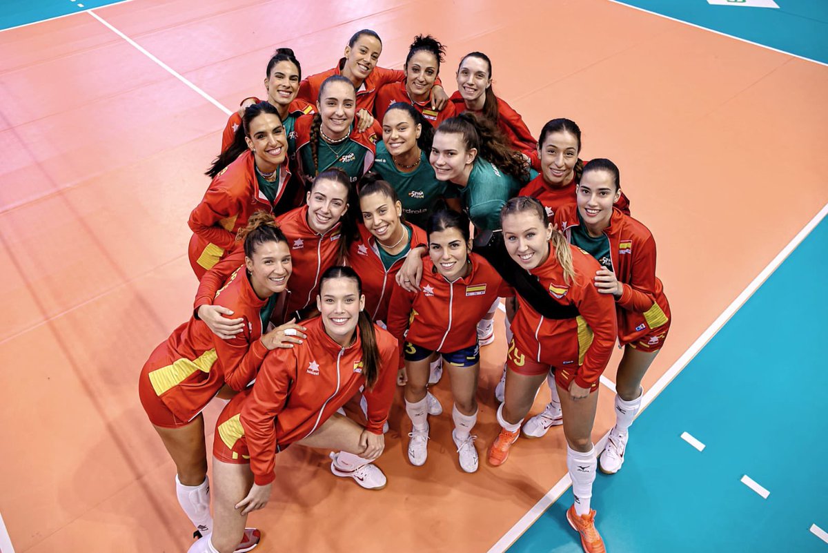 #EuroLeagueW | Las Leonas del Vóley ya calientan en el Palacio de Deportes de la Guía de Gijón 💪🏽🔥 

⏰12:00
VS Rumanía 🇷🇴 

🦁💥 VAMOS CON TODO en nuestro último partido de Liga Europea‼️

📺 Sigue el choque entre ESPAÑA VS RUMANÍA a través de <a href="/rtveplay/">RTVE Play</a> 🔛
