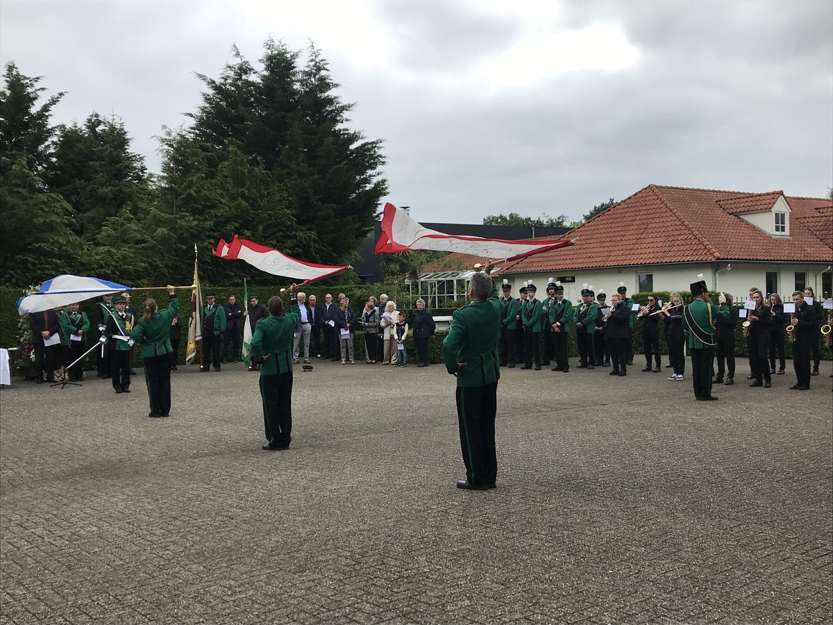 Leoniebramel's tweet photo. Vaandel zwaaien tijdens de sacramentsprocessie in ons mooie dorp Megchelen. Tradities zijn er om in ere gehouden te worden. #Kermis2024 #Traditie #Verbondenheid #KleineKern #Schutterskoning #KermiskoningspaarTomEnPien https://t.co/y7MfR8j3dV