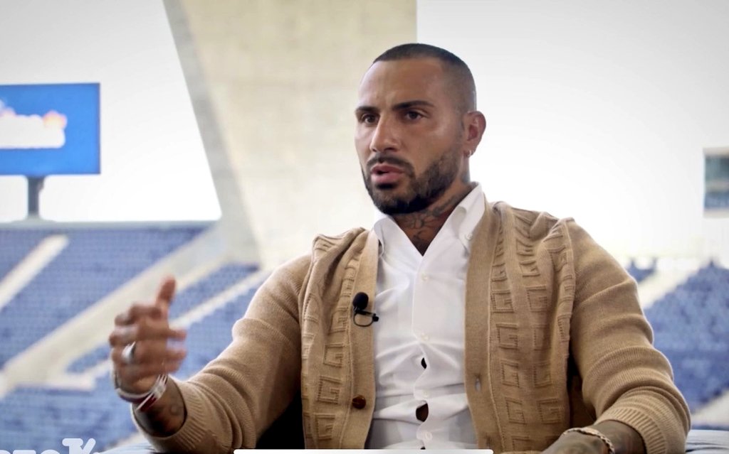 AjansHaber_1903's tweet photo. Soru: "Jose Mourinho sence fenerbahçe'de başarılı olabilir mi?"

Ricardo Quaresma: "Ben bu filmi izledim, finalde Necip Uysallı Beşiktaş'a şampiyonluk kaybediyor." 

Gülerek https://t.co/pN3ygoxzGc