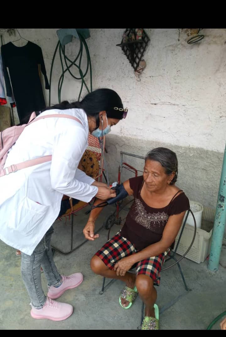 Casa a casa 🏡 realizado por las diferentes especialidades 🇨🇺 del CDI Madre María de San José en la Comunidad barrio independencia del estado Aragua, Llevando la salud hasta los hogares del pueblo🇻🇪 .#CubaPorLaVida #CubaCoopera,  Asic Madre Madre De San José #MejorSinBloqueo .