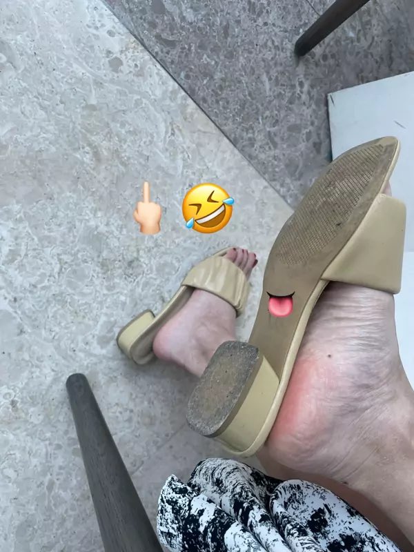 suannilima's tweet photo. 我说怎么隔着裤子被脚底轻轻蹭两下就硬的哼哼唧唧，原来宝宝你是一个变态恋足癖傻逼臭脚奴呀 #白袜 #女s #公狗 https://t.co/Y3LJbOIG9n