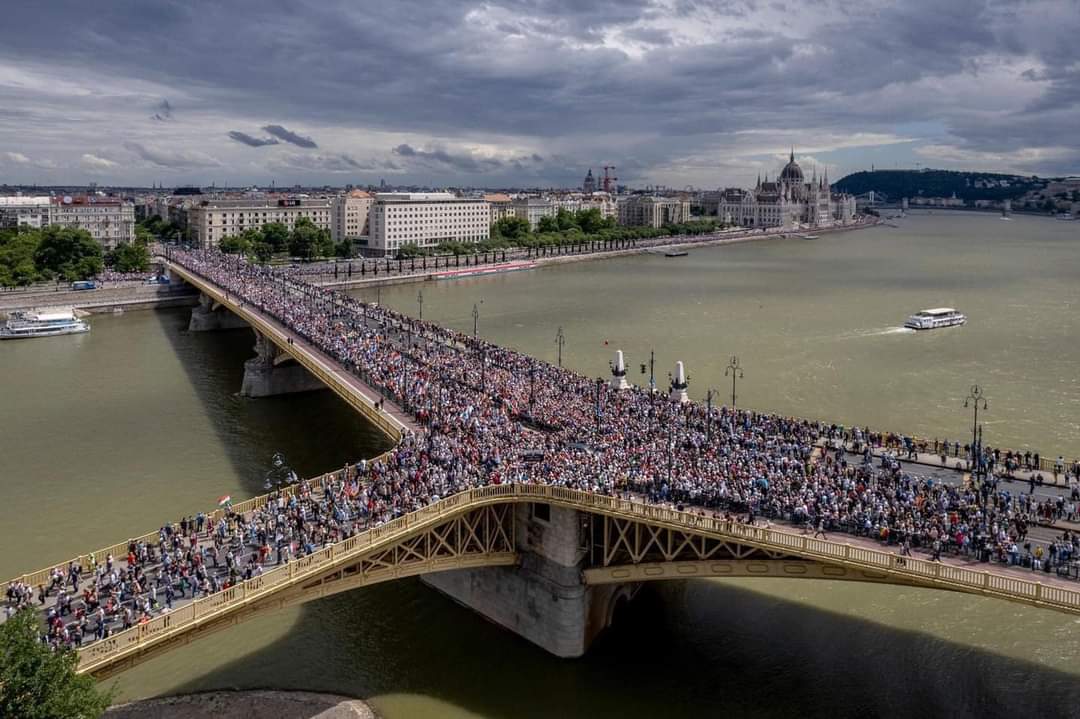 Protesta pacifista a Budapest contro il crescente coinvolgimento della NATO nella guerra.