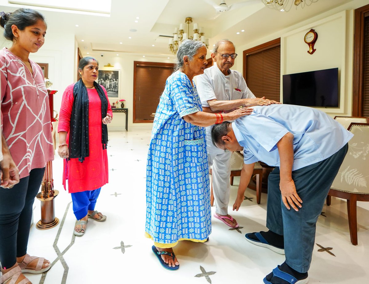AAPDelhi's tweet photo. अपने माता-पिता से आशीर्वाद लेकर,

लोकतंत्र और संविधान की रक्षा में, फिर से जेल की ओर चल पड़े हैं अरविंद केजरीवाल जी।

#केजरीवाल_झुकेगा_नहीं https://t.co/HhUDLY3dET