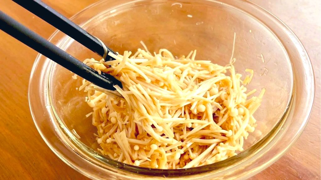 爆速で「えのき」を美味しくする方法】 えのき1株の石づきを取り 半分