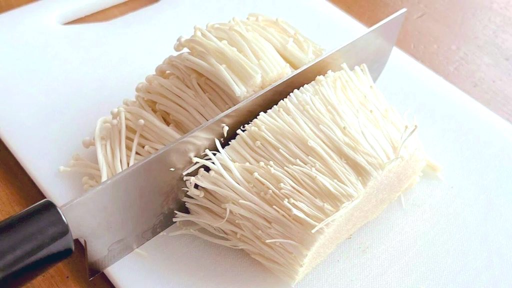 爆速で「えのき」を美味しくする方法】 えのき1株の石づきを取り 半分