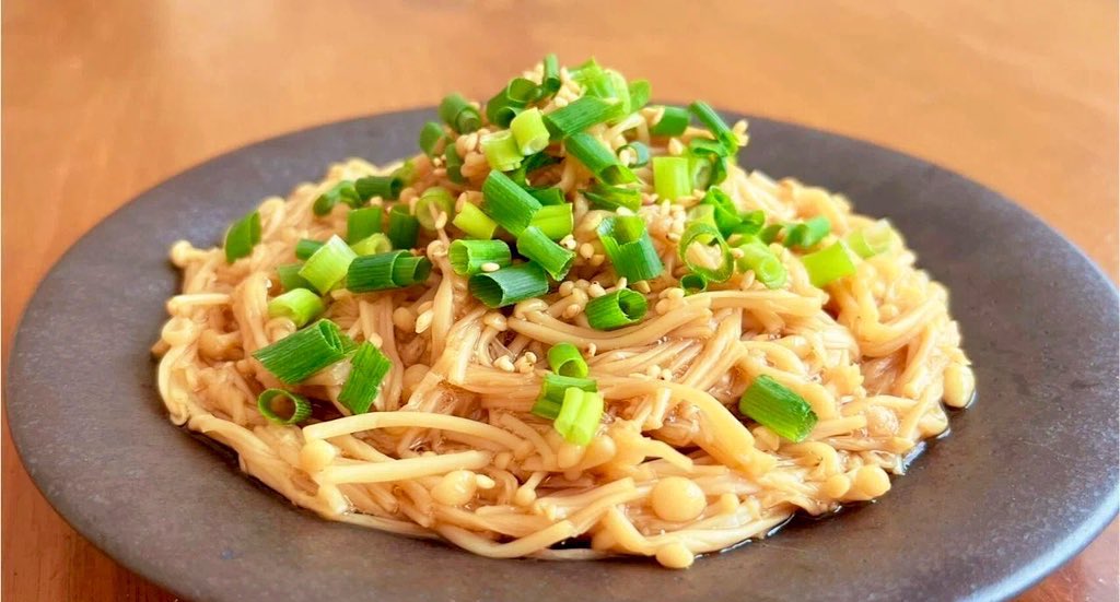 爆速で「えのき」を美味しくする方法】 えのき1株の石づきを取り 半分