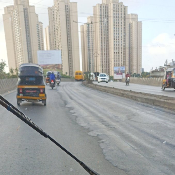 QueenofThane's tweet photo. Dear @TMCaTweetAway please ask @MMRDAOfficial @mahapwdofficial to repair the entire stretch of Flyover of Patlipada, you can't risk the lives of people with such dangerous roads. #thane #mumbai https://t.co/8fS3WRBcYW